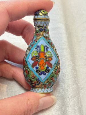 A diverse group of four Chinese snuff bottles, one with Qianlong mark, 19th C. — photo 22