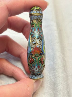 A diverse group of four Chinese snuff bottles, one with Qianlong mark, 19th C. — photo 23