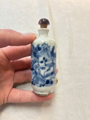 A diverse group of four Chinese snuff bottles, one with Qianlong mark, 19th C. — photo 3
