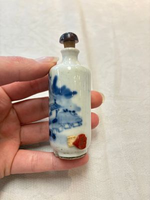 A diverse group of four Chinese snuff bottles, one with Qianlong mark, 19th C. — photo 4