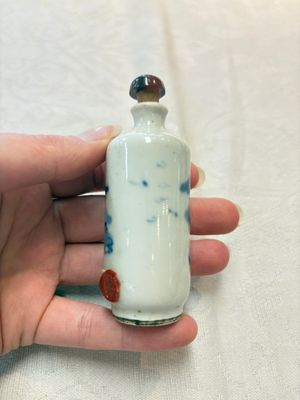 A diverse group of four Chinese snuff bottles, one with Qianlong mark, 19th C. — photo 5