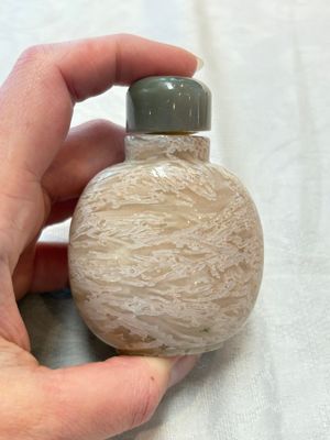 A diverse group of four Chinese snuff bottles, one with Qianlong mark, 19th C. — photo 8