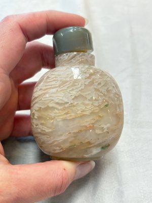 A diverse group of four Chinese snuff bottles, one with Qianlong mark, 19th C. — photo 10