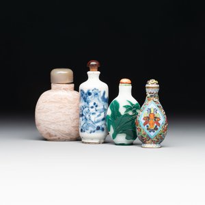 A diverse group of four Chinese snuff bottles, one with Qianlong mark, 19th C. — photo 1