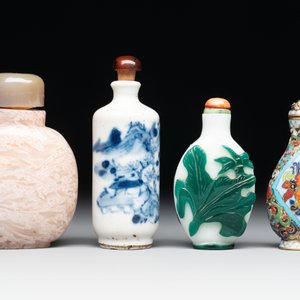 A diverse group of four Chinese snuff bottles, one with Qianlong mark, 19th C. — photo 2