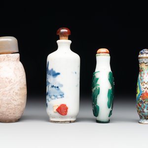 A diverse group of four Chinese snuff bottles, one with Qianlong mark, 19th C. — photo 3