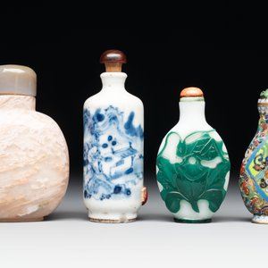 A diverse group of four Chinese snuff bottles, one with Qianlong mark, 19th C. — photo 4
