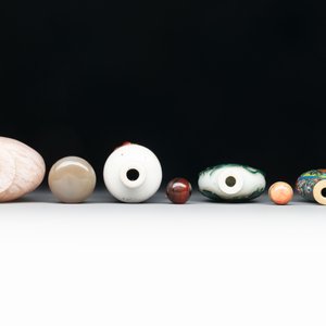 A diverse group of four Chinese snuff bottles, one with Qianlong mark, 19th C. — photo 6