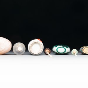 A diverse group of four Chinese snuff bottles, one with Qianlong mark, 19th C. — photo 7