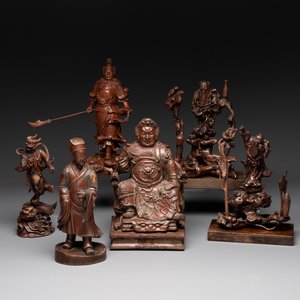 A diverse group of six Chinese lacquered wood and wooden sculptures, 19/20th C. — 照片 1