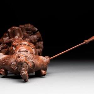 A diverse group of six Chinese lacquered wood and wooden sculptures, 19/20th C. — 照片 18