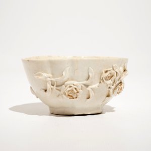 A Doccia porcelain cup and saucer with applied floral design, Italy, 18th C. — 照片 3