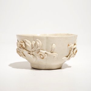 A Doccia porcelain cup and saucer with applied floral design, Italy, 18th C. — 照片 4