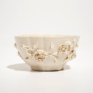 A Doccia porcelain cup and saucer with applied floral design, Italy, 18th C. — 照片 5