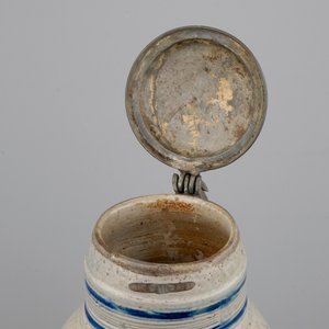 A documentary Westerwald jug with pewter measure of Mechelen, 17/18th C. — 照片 6