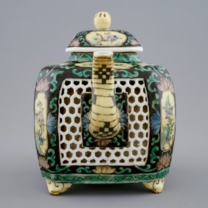 A double-walled reticulated Chinese famille noire teapot, 18/19th C. — 照片 3
