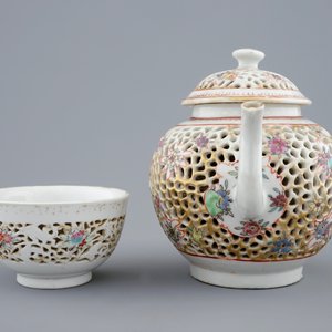A double-walled reticulated famille rose teapot with matching tea bowl, Qianlong, 18th C. — photo 3