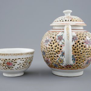 A double-walled reticulated famille rose teapot with matching tea bowl, Qianlong, 18th C. — photo 5