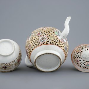 A double-walled reticulated famille rose teapot with matching tea bowl, Qianlong, 18th C. — photo 7