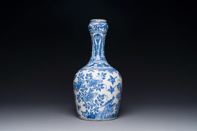 A Dutch blue and white chinoiserie bottle vase, Delft or Haarlem, 1st half 17th C. — 照片 2