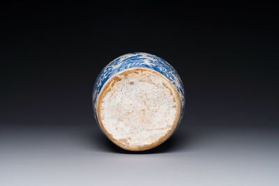 A Dutch blue and white chinoiserie bottle vase, Delft or Haarlem, 1st half 17th C. — 照片 3