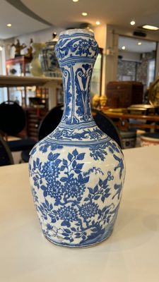 A Dutch blue and white chinoiserie bottle vase, Delft or Haarlem, 1st half 17th C. — 照片 4