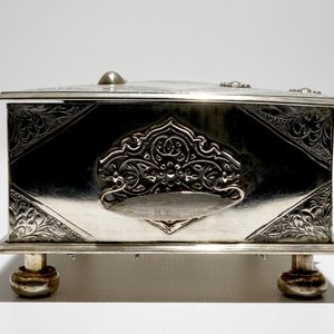 A Dutch colonial engraved silver sirih casket, Batavia, 18e eeuw — 照片 5