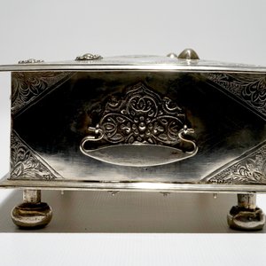 A Dutch colonial engraved silver sirih casket, Batavia, 18e eeuw — 照片 7