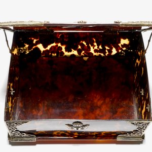 A Dutch colonial tortoise-shell and silver-mounted sirih casket, 17/18th C. — photo 3