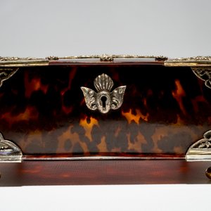 A Dutch colonial tortoise-shell and silver-mounted sirih casket, 17/18th C. — photo 4