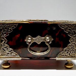 A Dutch colonial tortoise-shell and silver-mounted sirih casket, 17/18th C. — photo 5
