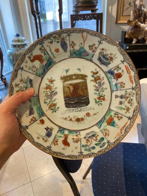 A Dutch-decorated Chinese armorial famille verte porcelain dish with the arms of the province of Zeeland, Kangxi/Yongzheng — 照片 1