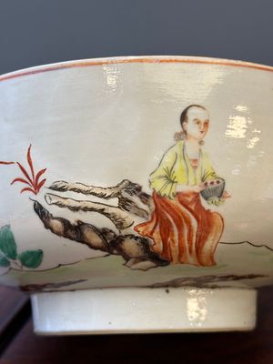 A Dutch-decorated Chinese bowl and a Canton famille rose 'mandarin subject' bowl, Qianlong — 照片 12