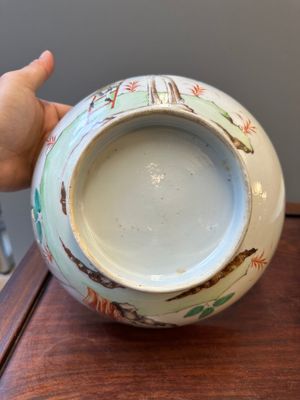 A Dutch-decorated Chinese bowl and a Canton famille rose 'mandarin subject' bowl, Qianlong — 照片 14