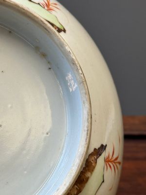 A Dutch-decorated Chinese bowl and a Canton famille rose 'mandarin subject' bowl, Qianlong — 照片 16