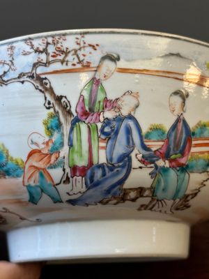 A Dutch-decorated Chinese bowl and a Canton famille rose 'mandarin subject' bowl, Qianlong — 照片 7
