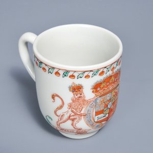 A Dutch-decorated Chinese cup with the royal Dutch arms of Oranje-Nassau, dated 1747, Qianlong — photo 1