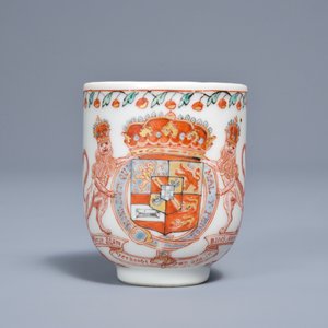 A Dutch-decorated Chinese cup with the royal Dutch arms of Oranje-Nassau, dated 1747, Qianlong — photo 3