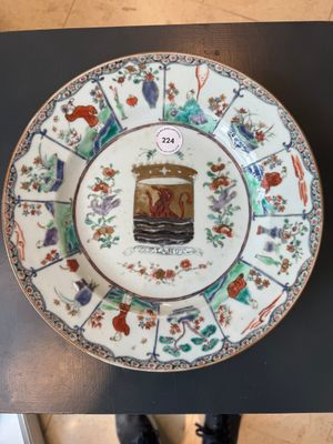 A Dutch-decorated Chinese famille verte armorial 'Provinces' dish with the arms of the province of Zeeland, Kangxi/Yongzheng — 照片 1