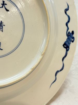 A Dutch-decorated Chinese plate, an Imari-verte dish and a blue and white dish, Kangxi/Yongzheng — photo 11