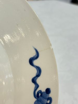 A Dutch-decorated Chinese plate, an Imari-verte dish and a blue and white dish, Kangxi/Yongzheng — photo 12