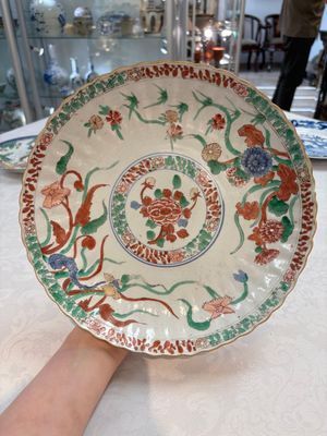 A Dutch-decorated Chinese plate, an Imari-verte dish and a blue and white dish, Kangxi/Yongzheng — photo 13