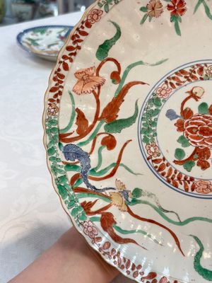 A Dutch-decorated Chinese plate, an Imari-verte dish and a blue and white dish, Kangxi/Yongzheng — photo 16