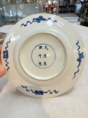 A Dutch-decorated Chinese plate, an Imari-verte dish and a blue and white dish, Kangxi/Yongzheng — photo 7