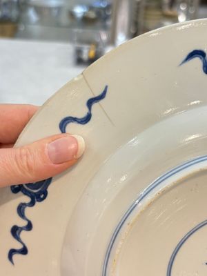 A Dutch-decorated Chinese plate, an Imari-verte dish and a blue and white dish, Kangxi/Yongzheng — photo 9