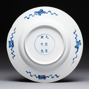 A Dutch-decorated Chinese plate, an Imari-verte dish and a blue and white dish, Kangxi/Yongzheng — photo 5