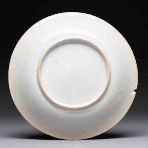 A Dutch-decorated Chinese plate, an Imari-verte dish and a blue and white dish, Kangxi/Yongzheng — photo 7
