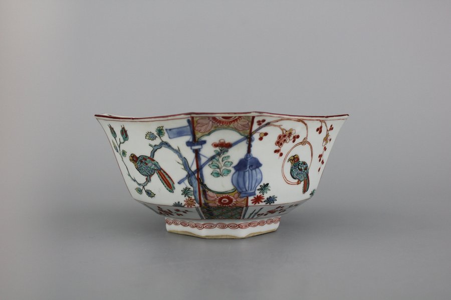 A Dutch-decorated chinese porcelain octagonal Kakiemon style bowl, Qianlong, 18th C. — 照片 1