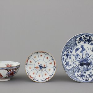A Dutch-decorated Chinese porcelain orangist bowl and two Chinese porcelain plates, 18th C. — 照片 1