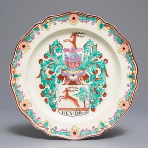 A Dutch-decorated English creamware armorial plate, 18th C. — 照片 1
